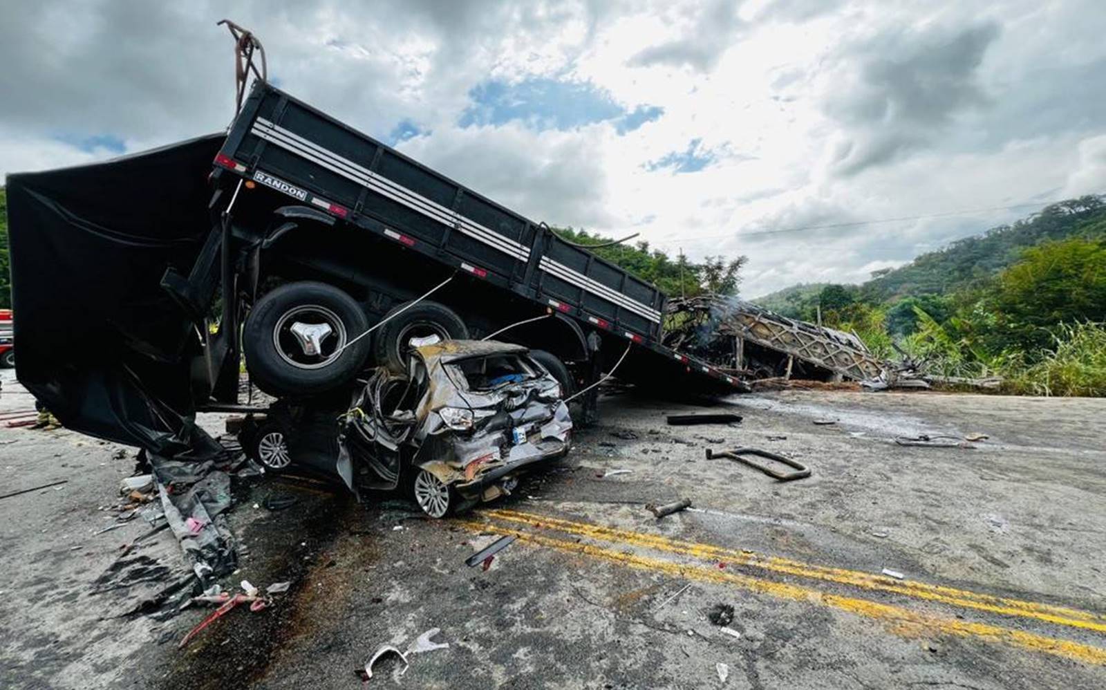 Polícia investiga acidente envolvendo uma carreta e um ônibus com mais de 40 pessoas