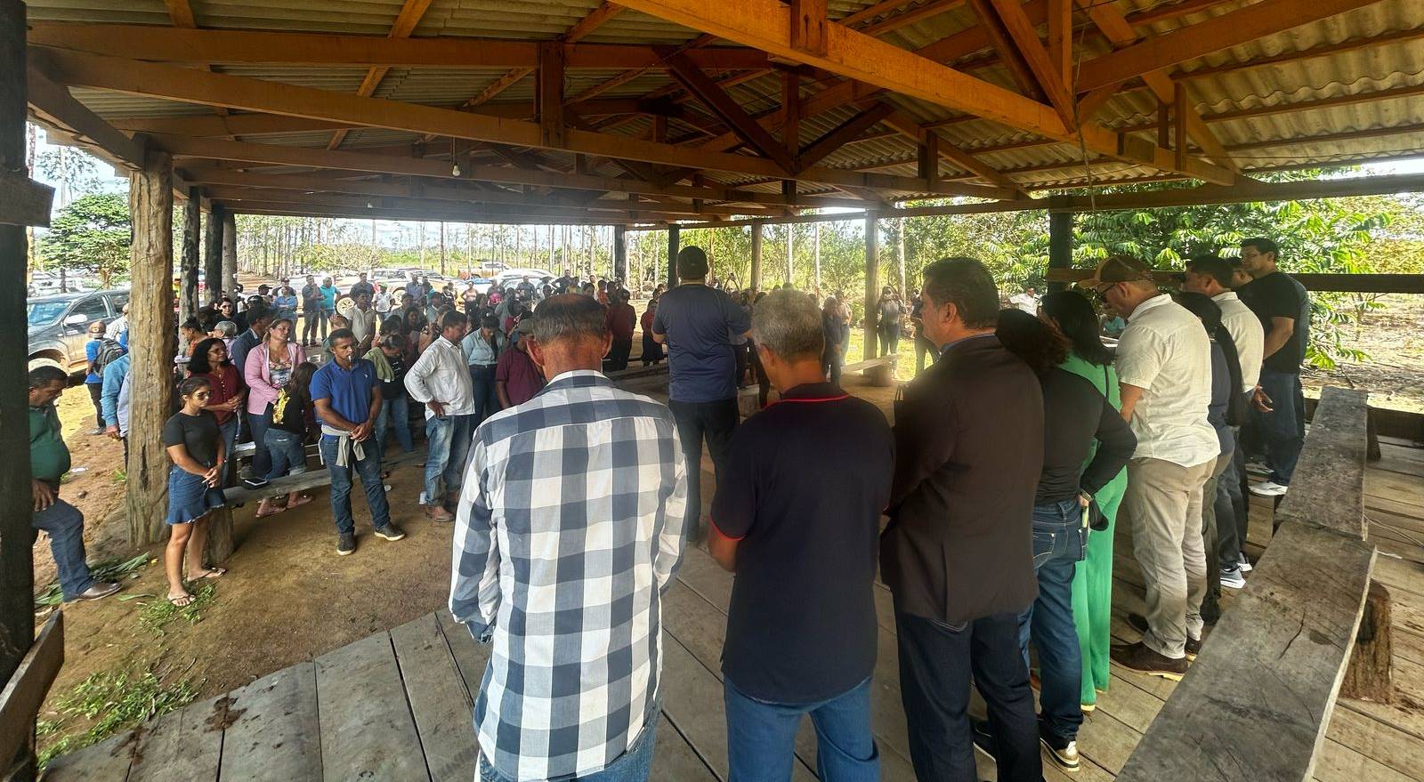 Prefeito de Lábrea e comitiva realiza visita no Vale do Curuquete e leva serviços à comunidade