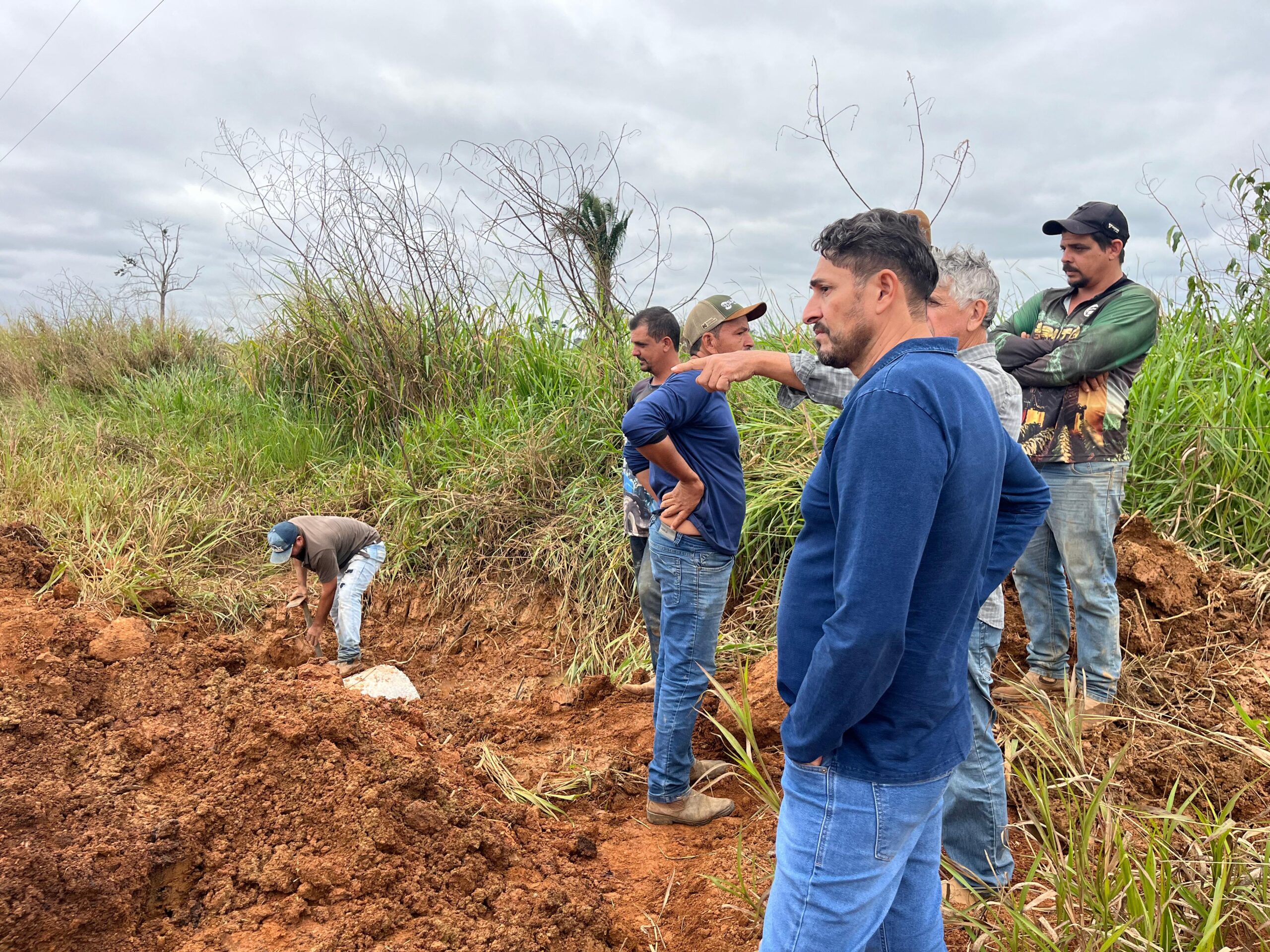 Márcio Pacele acompanha execução de manilhas e reforça melhorias no Ramal da Linha 1, em Extrema