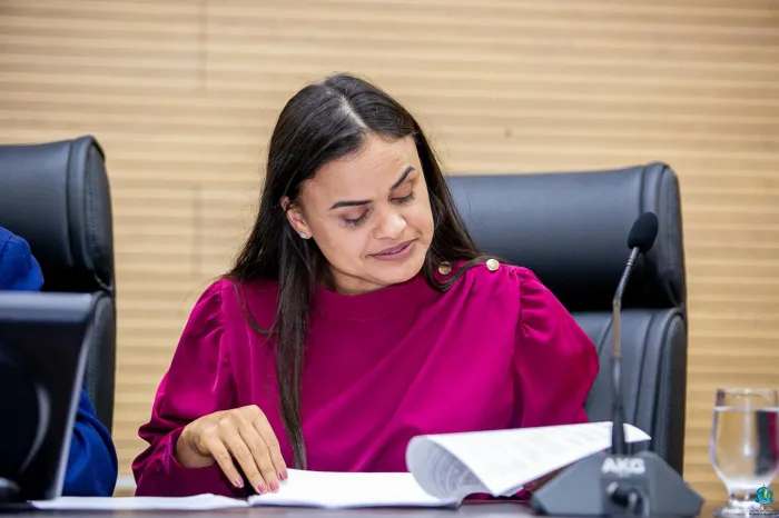 Dra. Taíssa entrega micro-ônibus para Colégio Tiradentes em Guajará-Mirim