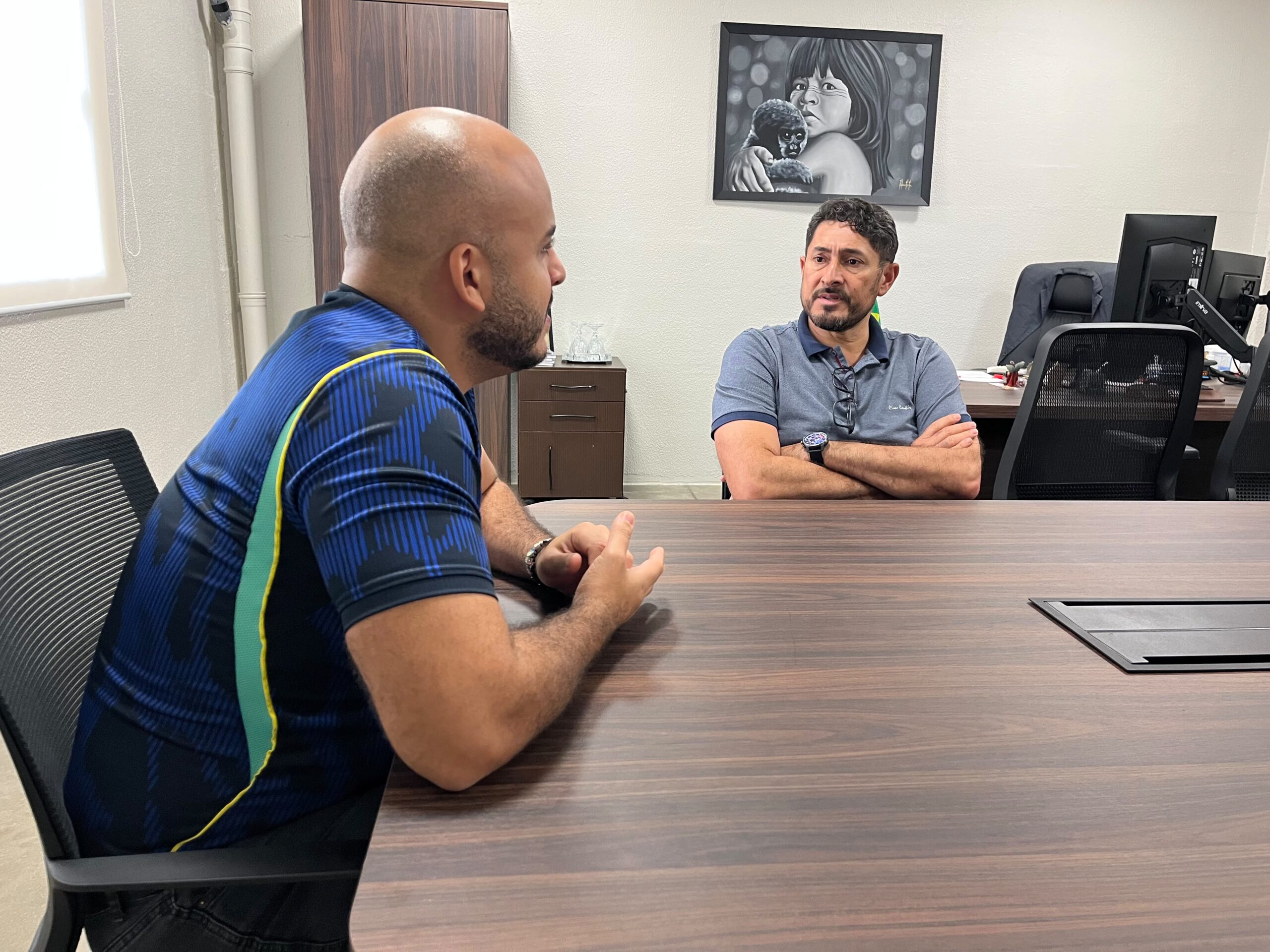 Vereador Márcio Pacele acompanha andamento do projeto do complexo esportivo de Extrema em reunião na SMCL